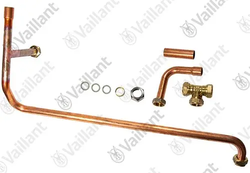 Kupferrohr-Set mit verschiedenen Bögen und Verbindungsstücken, darunter eine Messingkonstruktion. Zubehörteile für hydraulische Anwendungen von Vaillant.